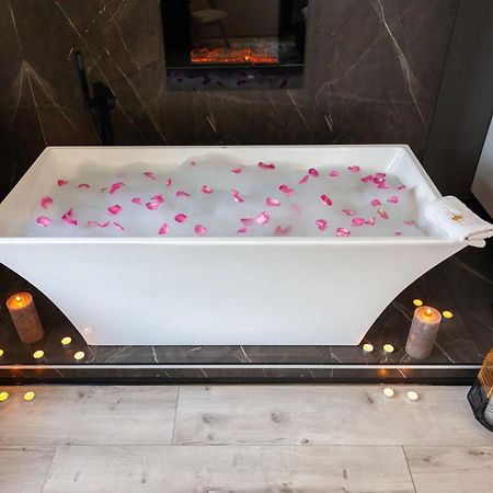 Royal Romantic Apartment With Bathtub Лвив Екстериор снимка