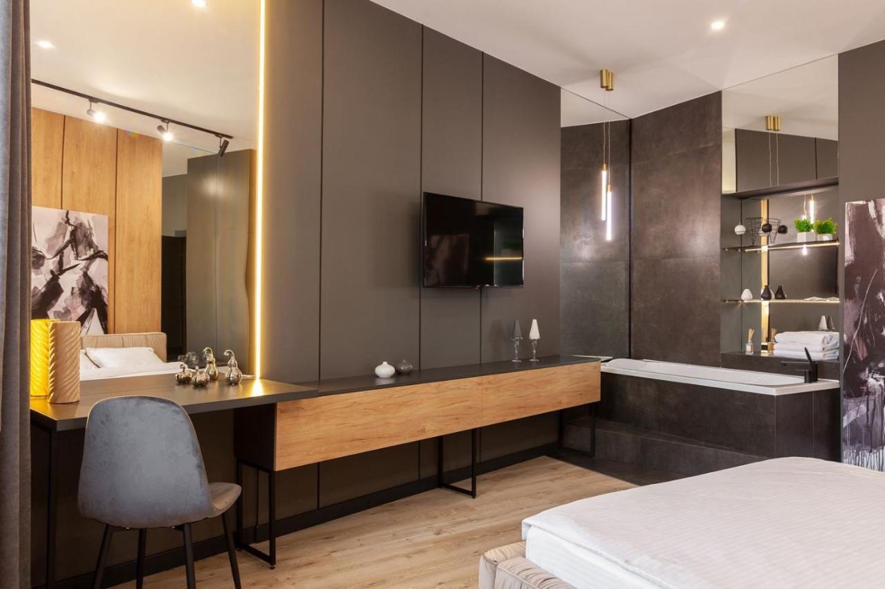 Royal Romantic Apartment With Bathtub Лвив Екстериор снимка