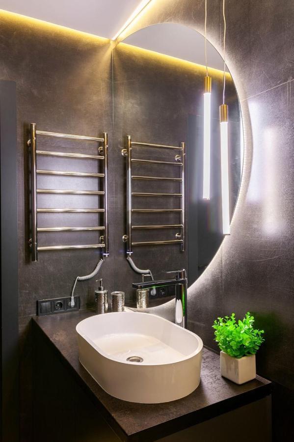 Royal Romantic Apartment With Bathtub Лвив Екстериор снимка