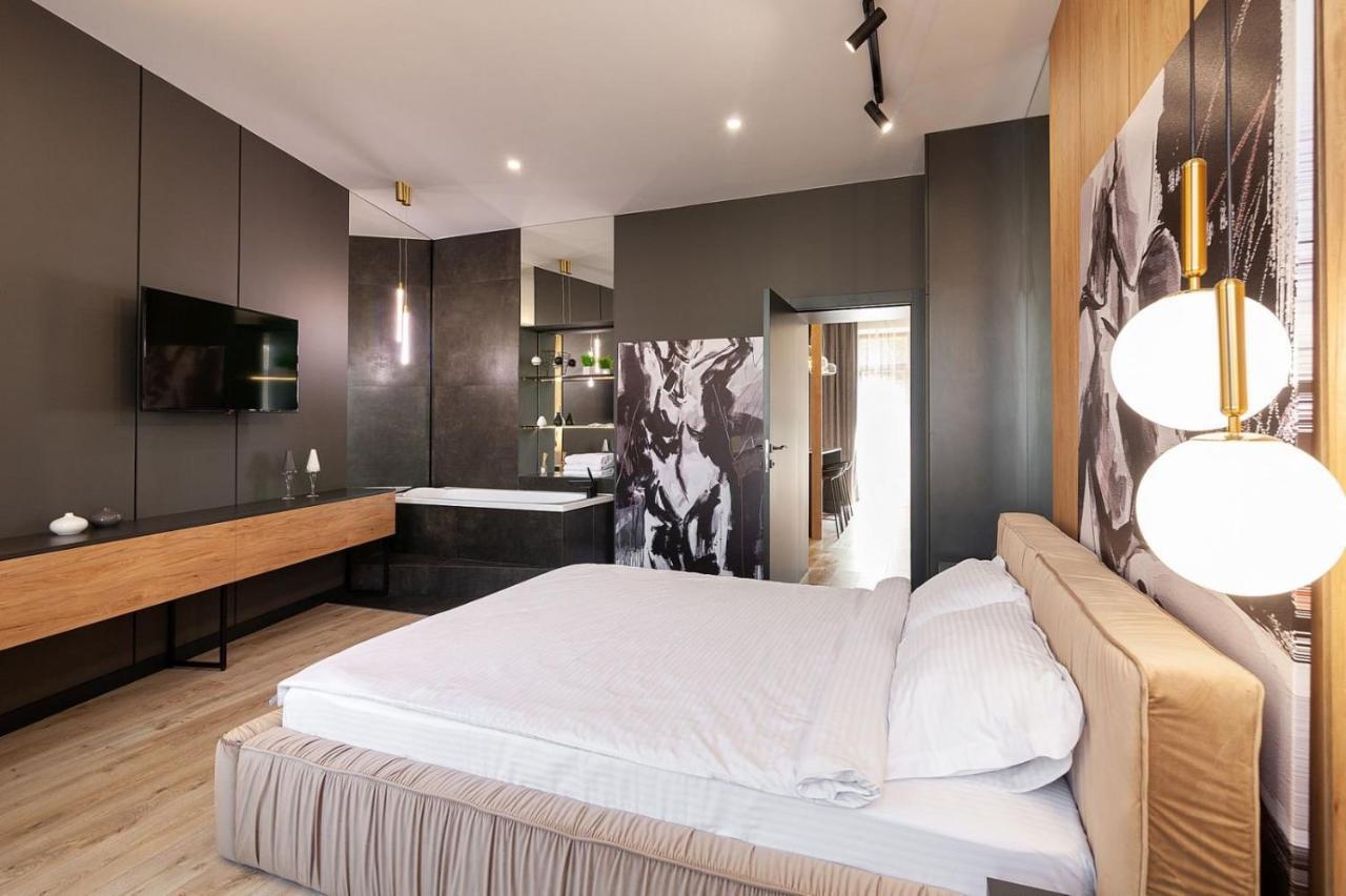 Royal Romantic Apartment With Bathtub Лвив Екстериор снимка