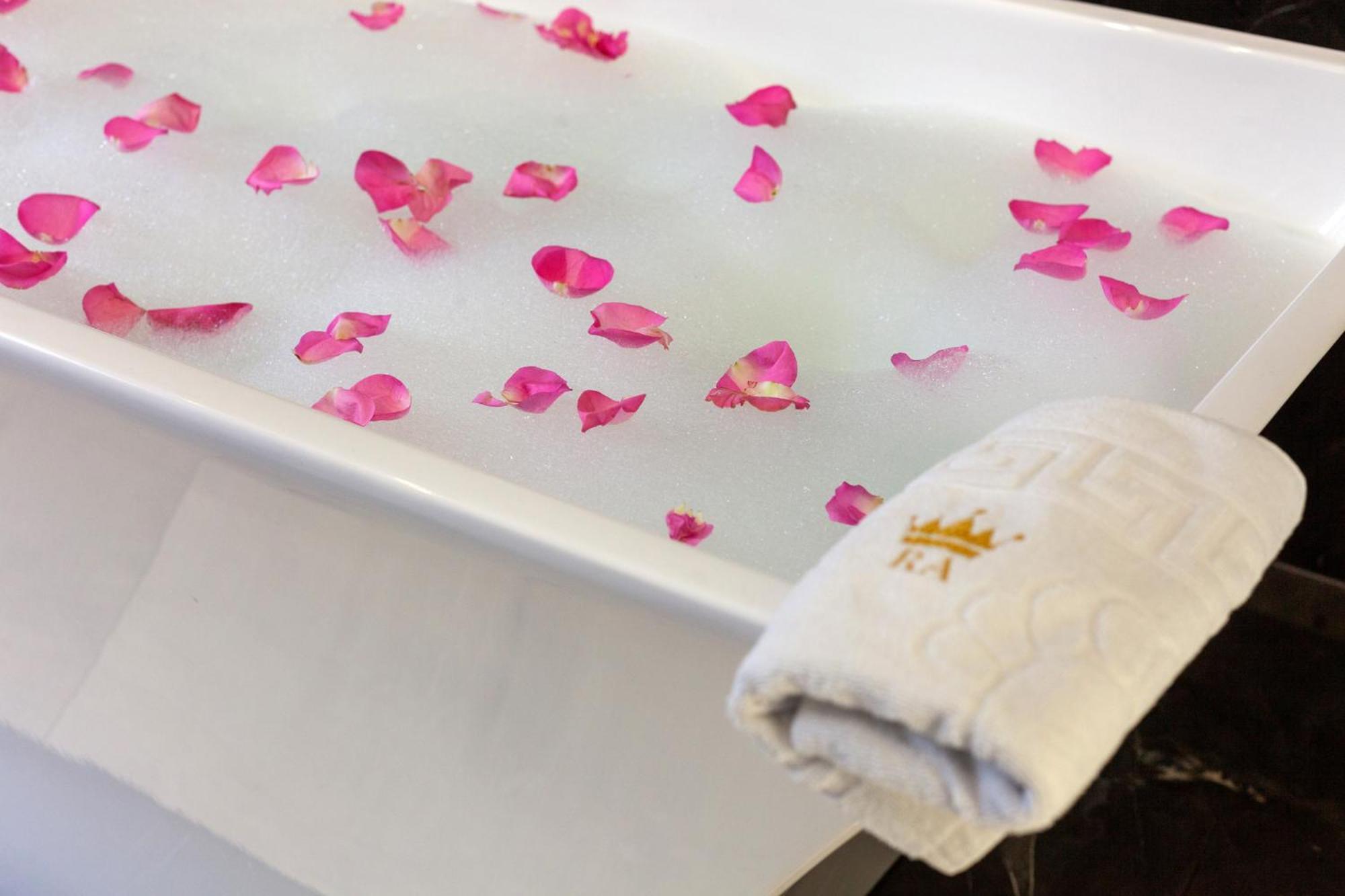 Royal Romantic Apartment With Bathtub Лвив Екстериор снимка