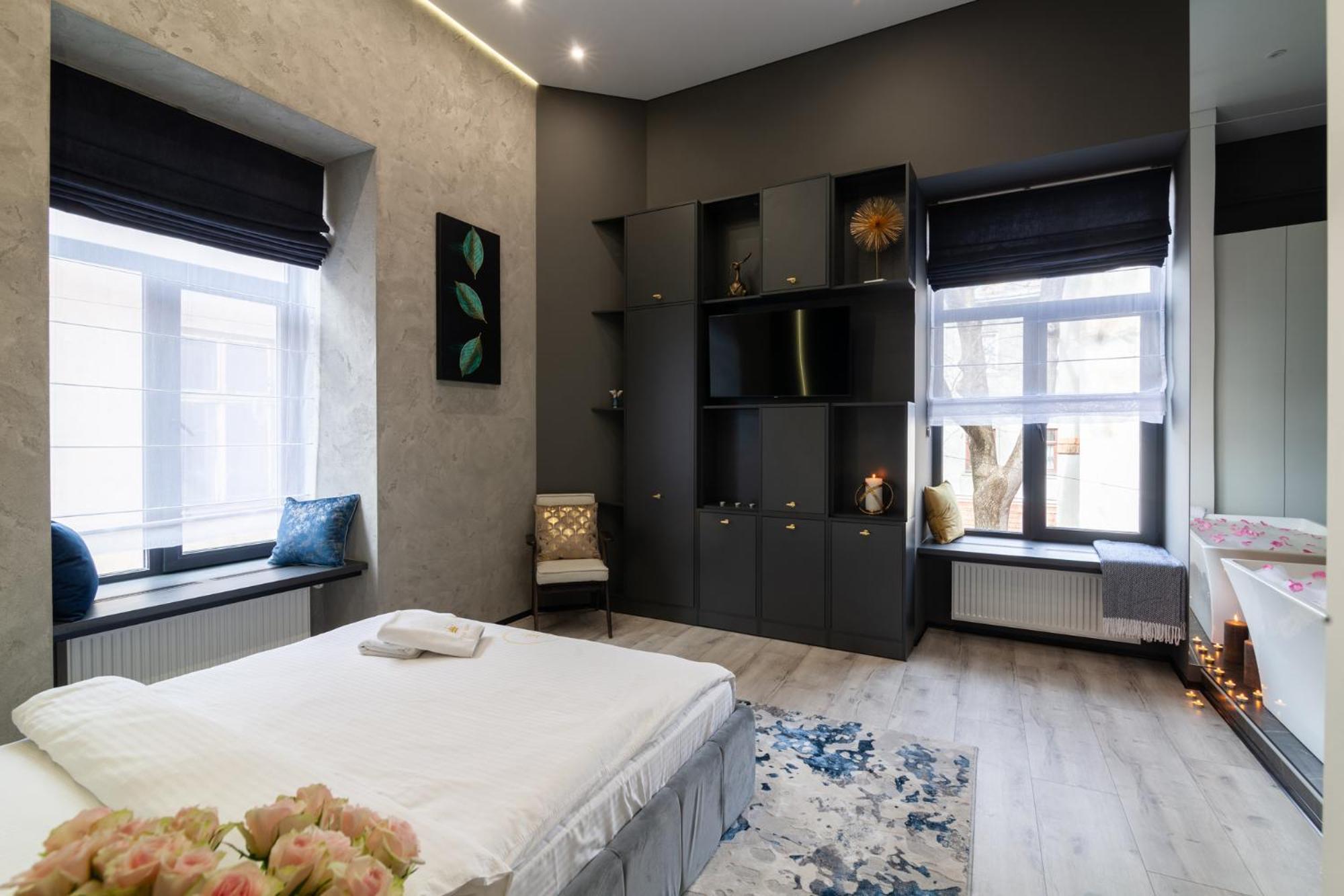 Royal Romantic Apartment With Bathtub Лвив Екстериор снимка
