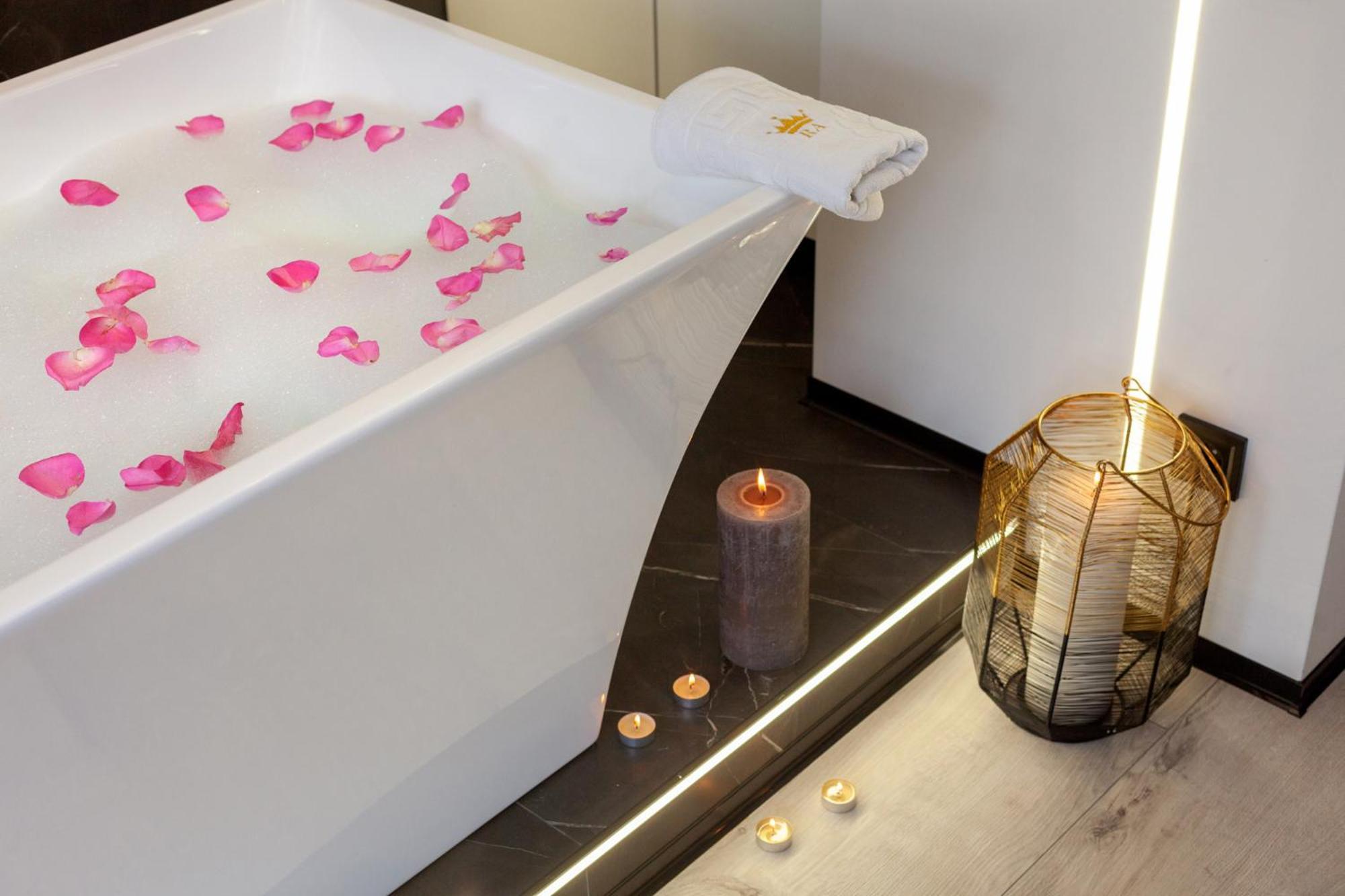 Royal Romantic Apartment With Bathtub Лвив Екстериор снимка