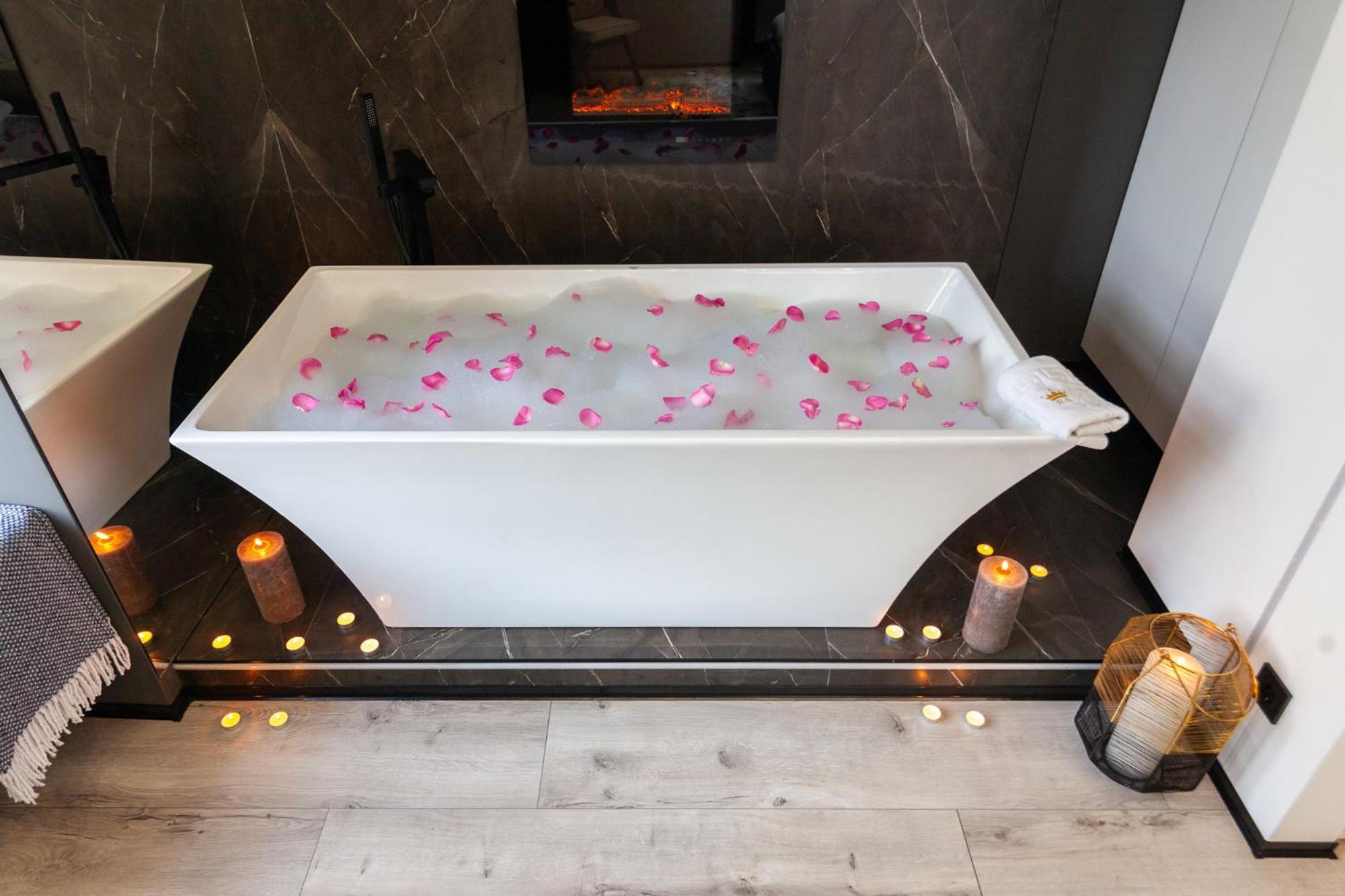 Royal Romantic Apartment With Bathtub Лвив Екстериор снимка