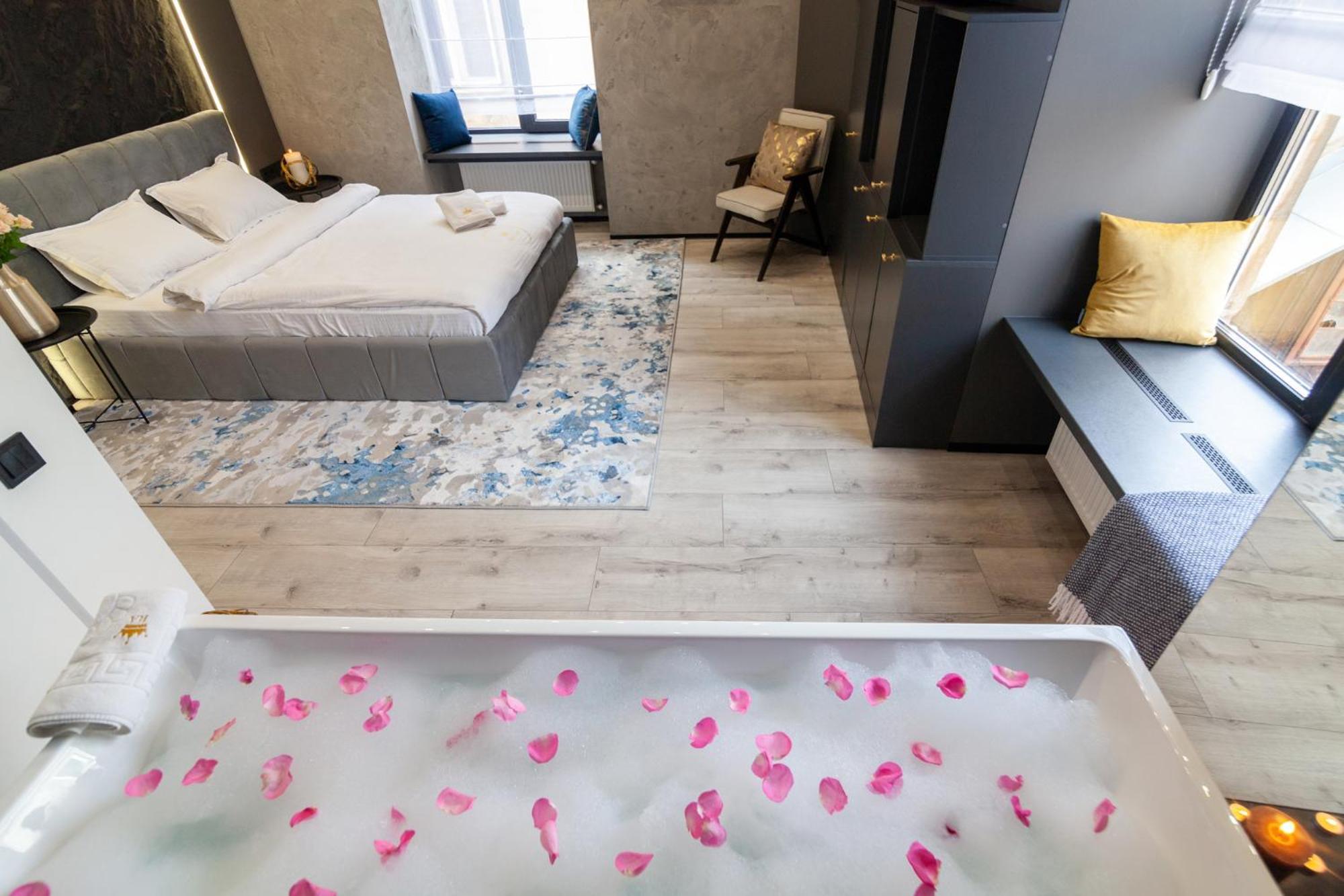 Royal Romantic Apartment With Bathtub Лвив Екстериор снимка