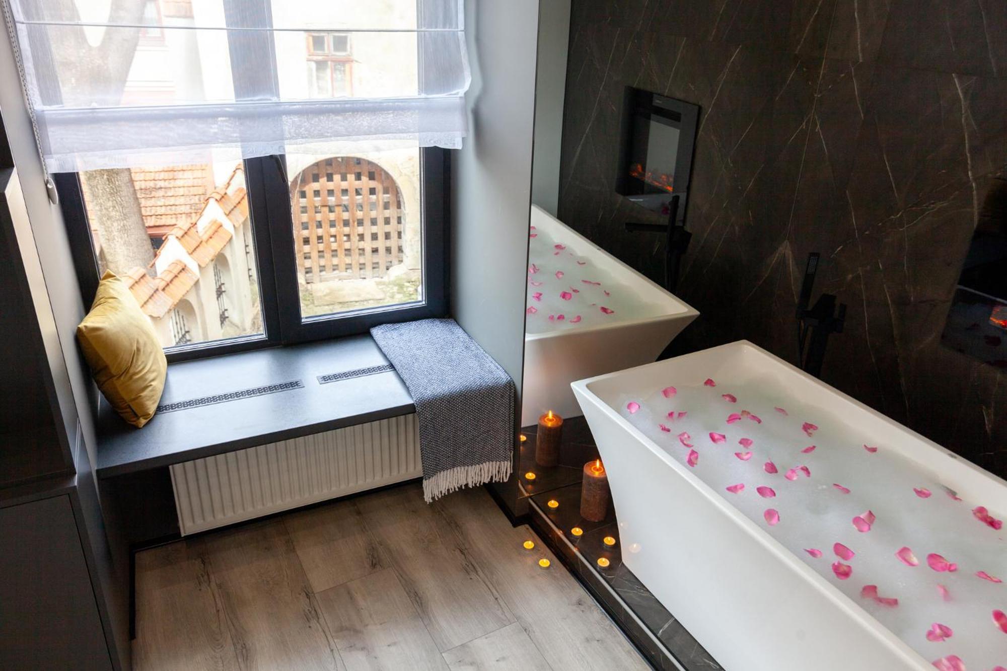 Royal Romantic Apartment With Bathtub Лвив Екстериор снимка