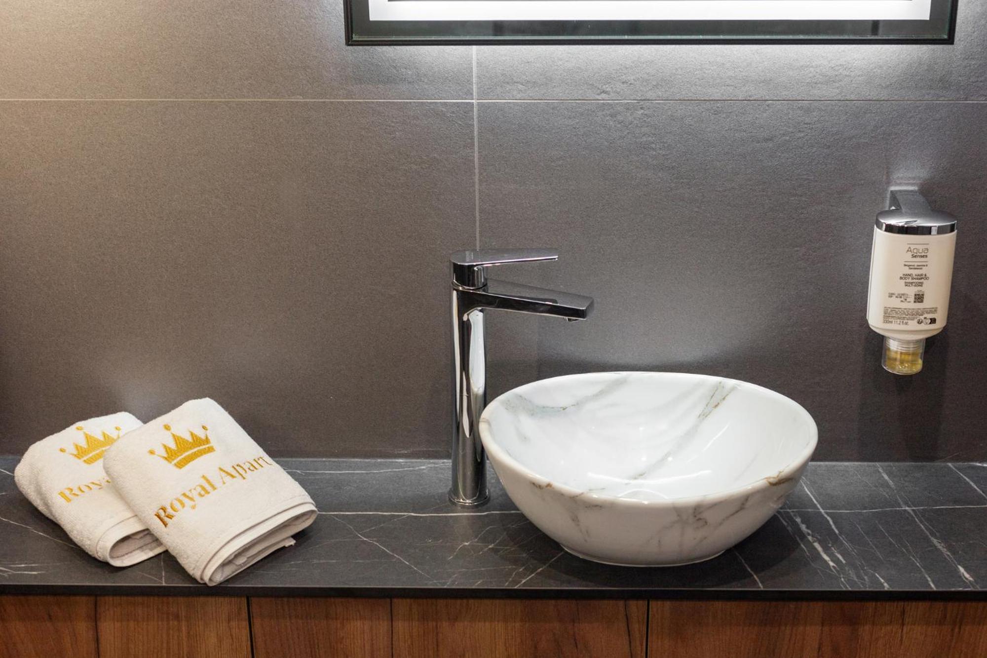 Royal Romantic Apartment With Bathtub Лвив Екстериор снимка